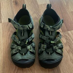 KEEN Shoes Size 4